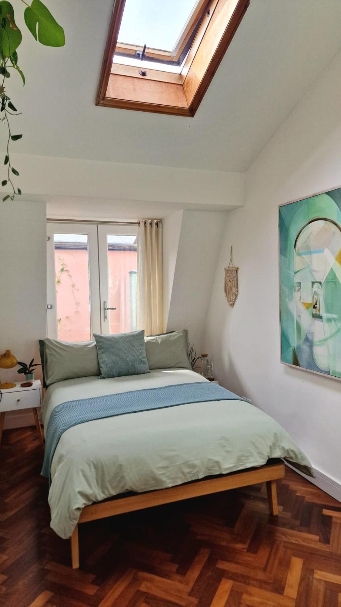 Charming Bedroom In Artist Studio Gazde/Camere de închiriat *